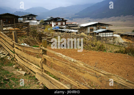 Bauernhäuser mit Holzzäunen, Phobjikha Tal, Bhutan Stockfoto