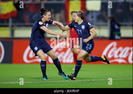 Englands Fran Kirby feiert scoring ihrer Seite erste Tor des Spiels während der UEFA Women's Euro 2017, Spiel der Gruppe D im Rat Verlegh Stadion, Breda. Stockfoto