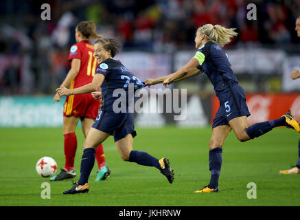 Englands Fran Kirby feiert scoring ihrer Seite erste Tor des Spiels während der UEFA Women's Euro 2017, Spiel der Gruppe D im Rat Verlegh Stadion, Breda. Stockfoto