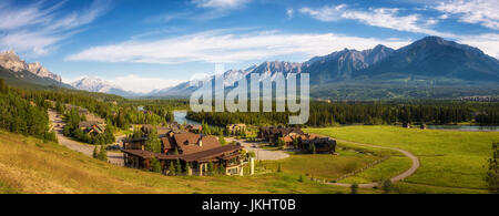 Canmore in den Rocky Mountains mit Berggipfeln im Hintergrund. Stockfoto