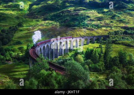 Glenfinnan Eisenbahnviadukt in Schottland mit dem Jacobite Steam train überfahren. Verarbeitung der künstlerischen Vintage-Stil. Stockfoto