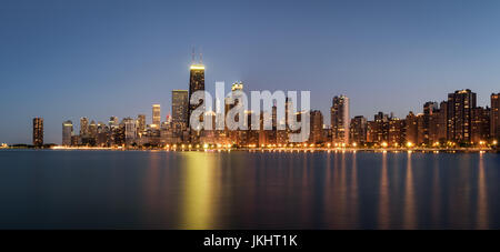 Chicago Skyline Panorama über Lake Michigan in der Nacht von North Avenue Beach gesehen. Langzeitbelichtung. Stockfoto