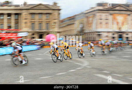 Chris Froome vom Team Sky bei der 21. Etappe der Tour de France in Paris. DRÜCKEN SIE VERBANDSFOTO. Bilddatum: Sonntag, 23. Juli 2017. Siehe PA Story CYCLING Tour. Bildnachweis sollte lauten: Adam Davy/PA Wire. Stockfoto