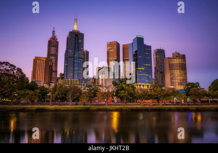 Sonnenuntergang über Wolkenkratzer der Innenstadt von Melbourne und Yarra River. Stockfoto