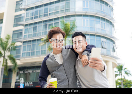 Beste Freunde. Zwei Jungs umarmen und zu Fuß in die Stadt. Stockfoto