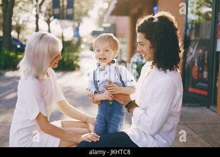 schöne junge Familie Stockfoto