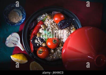 Fisch Tilapia in Tazhin und horizontale Gemüse gekocht Stockfoto