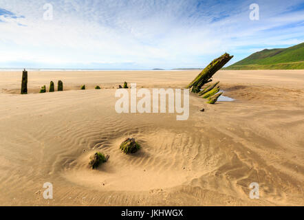 Die Eichenkarkasse des Schiffswracks von Helvetia am Rhossili Beach auf der Gower Peninsula, Wales Stockfoto