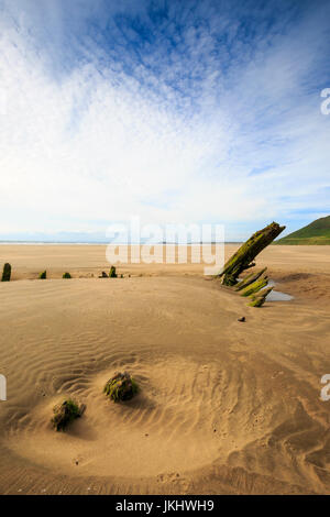 Die Eichenkarkasse des Schiffswracks von Helvetia am Rhossili Beach auf der Gower Peninsula, Wales Stockfoto