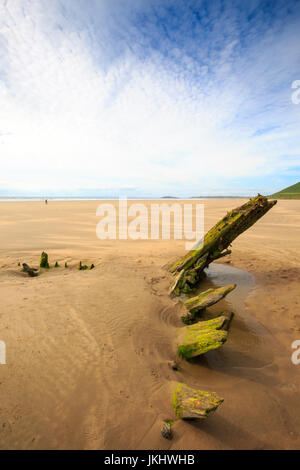 Die Eichenkarkasse des Schiffswracks von Helvetia am Rhossili Beach auf der Gower Peninsula Stockfoto