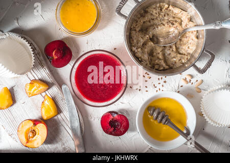 Erdnussbutter-Paste, Fruchtpüree und Honig für horizontale Törtchen Stockfoto