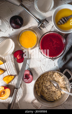 Zutaten und Erdnußbutter auf einen hölzernen Tisch vertikal Stockfoto