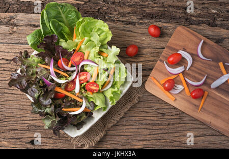 Red Oak und grüne Eiche Salat und frisches Gemüse auf Holz Hintergrund Stockfoto