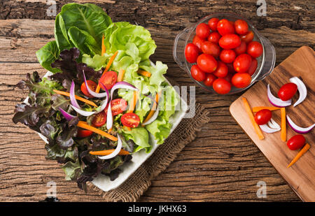 Red Oak und grüne Eiche Salat und frisches Gemüse auf Holz Hintergrund Stockfoto