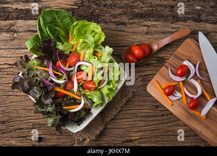 Red Oak und grüne Eiche Salat und frisches Gemüse auf Holz Hintergrund Stockfoto