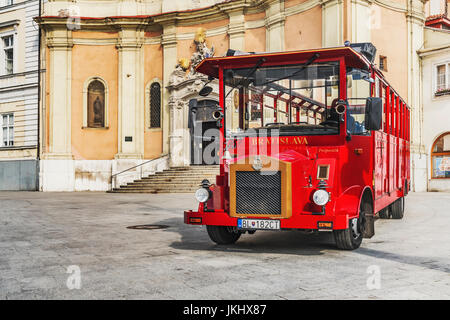 Einem roten Bus der Stadtrundfahrt Bratislava vor das trinitarische Kirche, Bratislava, Slowakei, Europa Stockfoto