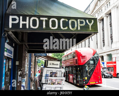 Außen ein Kiosk mit einem großen "Fotokopie" Markise über dem Haupteingang Stockfoto