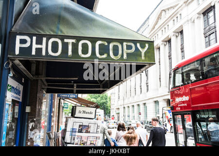 Außen ein Kiosk mit einem großen "Fotokopie" Markise über dem Haupteingang Stockfoto