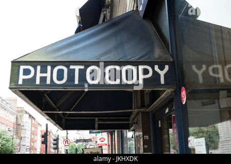 Außen ein Kiosk mit einem großen "Fotokopie" Markise über dem Haupteingang Stockfoto