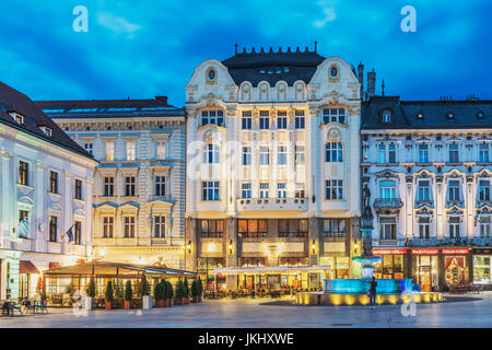 Westseite der Hauptplatz, Hlavne Namestie im Abend, Bratislava, Slowakei, Europa Stockfoto