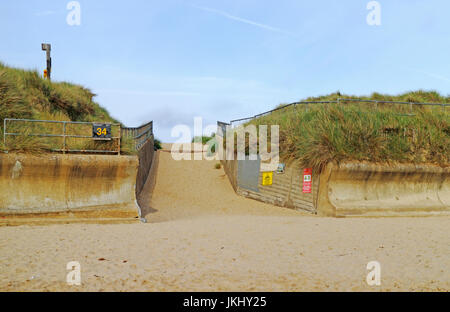 Ein Blick auf die waxham Kirche Zugang zum Strand Lücke durch die Dünen bei waxham, Norfolk, England, Vereinigtes Königreich. Stockfoto