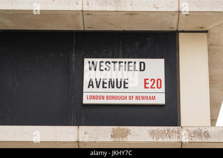 Westfield Avenue Straßenschild am Rande des Westfield Shopping Centre, Stratford, Borough of Newham, London, England, Vereinigtes Königreich Stockfoto