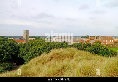 Ein Blick auf die Kirche, die große Scheune und Halle von den Sanddünen an der Küste von Norfolk auf waxham, Norfolk, England, Vereinigtes Königreich. Stockfoto