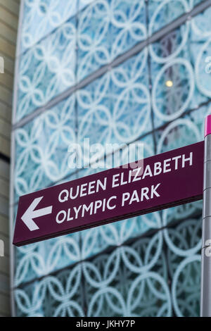 Queen Elizabeth Olympic Park Wegweiser bei Westfield Shopping Centre, Stratford, Borough of Newham, London, England, Vereinigtes Königreich Stockfoto