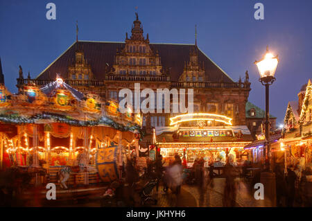 Altes Rathaus Und Weihnachtsmarkt bin Marktplatz Bei Abenddämmerung, Bremen, Deutschland I altes Rathaus mit Weihnachtsmarkt am Marktplatz Stockfoto