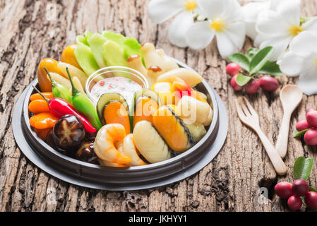 löschbar Nachahmung Früchte oder Kanom aussehen Choup (Thai Dessert) Design, Meeresfrüchte und Gemüse auf Holz Hintergrund Stockfoto