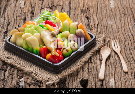 löschbar Nachahmung Früchte oder Kanom aussehen Choup (Thai Dessert) Design, gebratene Makrele mit Garnelen Paste Sauce und Gemüse Holz Hintergrund Stockfoto