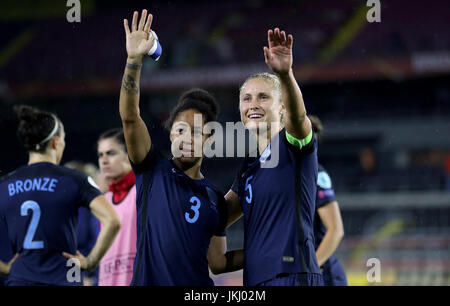 Feiern nach dem Schlusspfiff Englands Demi Stokes (links) und Steph Houghton (rechts) während der UEFA Women's Euro 2017, Spiel der Gruppe D im Rat Verlegh Stadion, Breda. Stockfoto