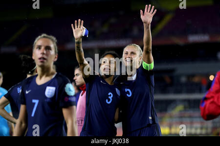 Feiern nach dem Schlusspfiff Englands Demi Stokes (links) und Steph Houghton (rechts) während der UEFA Women's Euro 2017, Spiel der Gruppe D im Rat Verlegh Stadion, Breda. Stockfoto