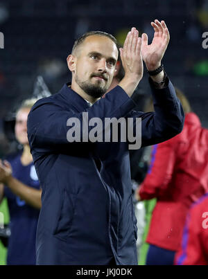 England-Manager Mark Sampson feiert nach dem Schlusspfiff während der UEFA Women's Euro 2017, Spiel der Gruppe D im Rat Verlegh Stadion, Breda. Stockfoto