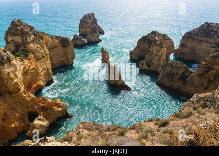 Sommer Urlaub in Seelandschaft Blick auf Felsen Klippen mit Meere am Sandstrand Höhlen Stockfoto