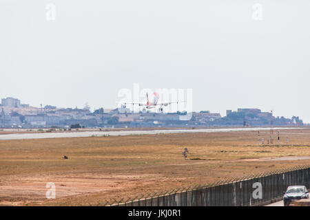 FARO, PORTUGAL - Juni 18, 2017: EasyJet Flüge Flugzeug Abflug vom internationalen Flughafen Faro entfernt. Flughafen Stockfoto