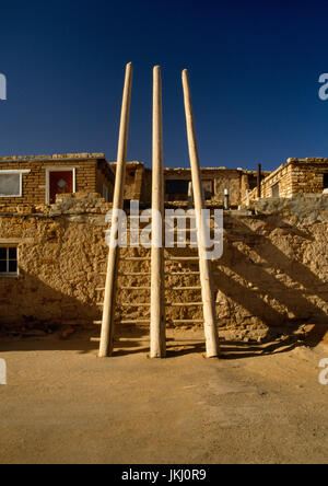 Acoma Pueblo (Sky City), New-Mexico: Leitern geben Zugang zu Flachdächern & oberen Ebenen des mehrstöckigen Stein & Lehmhäusern und zeremonielle Kivas. Stockfoto