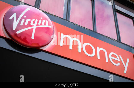 Virgin Money Schild über eine Bank in Southampton, Hampshire, UK Stockfoto
