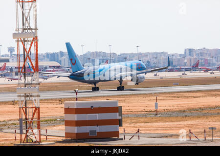 FARO, PORTUGAL - Juni 18, 2017: Tui Flüge Flugzeug Landung am Flughafen Faro. Flughafen Stockfoto