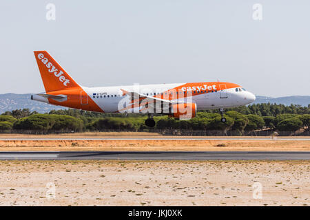 FARO, PORTUGAL - Juni 18, 2017: EasyJet Flüge Flugzeug Landung am Flughafen Faro. Flughafen Stockfoto