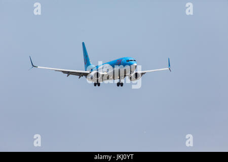 FARO, PORTUGAL - Juni 18, 2017: Tui Flüge Flugzeug Landung am Flughafen Faro. Flughafen Stockfoto