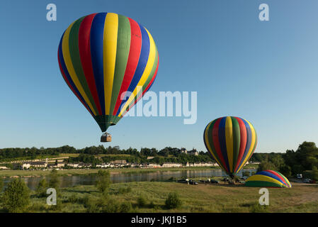 Gestreifte Heißluft-ballons Vor von Chaumont-sur-Loire, Frankreich Stockfoto