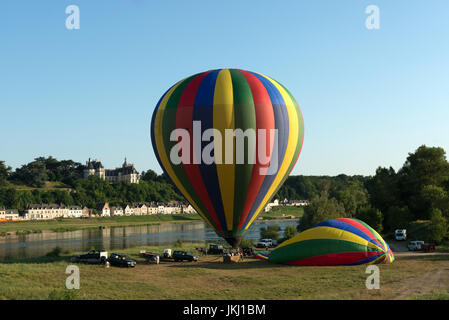 Gestreifte Heißluft-ballons Vor von Chaumont-sur-Loire, Frankreich Stockfoto