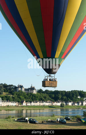 Gestreifte Heißluft-ballons Vor von Chaumont-sur-Loire, Frankreich Stockfoto