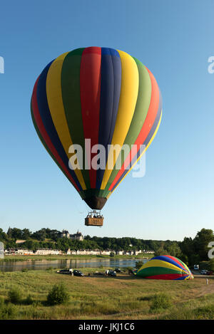 Gestreifte Heißluft-ballons Vor von Chaumont-sur-Loire, Frankreich Stockfoto