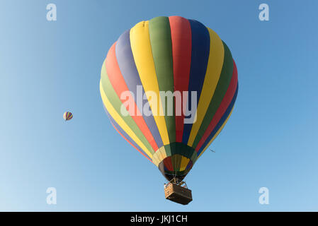 Gestreifte Heißluft-ballons Vor von Chaumont-sur-Loire, Frankreich Stockfoto