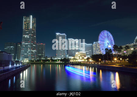 Urbane Landschaft Minatomirai Innenstadt in Yokohama, Japan in der Nacht Stockfoto