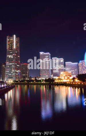 Urbane Landschaft Minatomirai Innenstadt in Yokohama, Japan in der Nacht Stockfoto