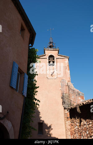 Villag Roussillon und Sentier des Ocres (Ocker Trail), Roussillon, Vaucluse, Frankreich Stockfoto