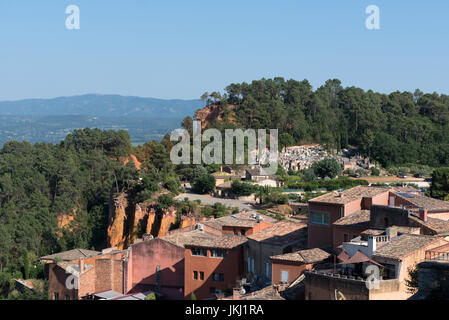 Villag Roussillon und Sentier des Ocres (Ocker Trail), Roussillon, Vaucluse, Frankreich Stockfoto